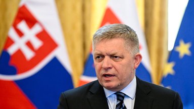Fico užsipuolė Zelenskį dėl įspėjimo apie riziką vykti į Maskvą gegužės 9-ąją