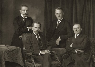 Lietuvos Tarybos Prezidiumas (1918 m.). Iš kairės sėdi: A. Smetona (pirmininkas), J. Staugaitis (antrasis vicepirmininkas), stovi: J. Šernas (sekretorius), J. Šaulys (pirmasis vicepirmininkas)