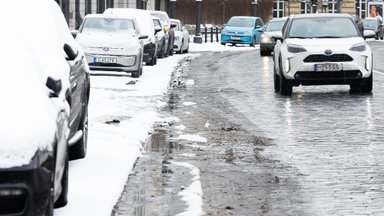 Tyrimas parodė lietuvių vairuotojų įpročius užklupus žiemai: paaiškėjo didžiausia klaida, kurią daro kelyje