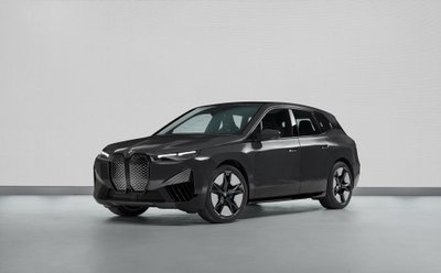 BMW iX Flow automobilis, galintis keisti kėbulo spalvą