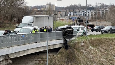 ДТП в Вильнюсе – автомобиль молодого водителя повис на виадуке