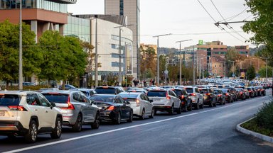 Už susisiekimą atsakingos institucijos siūlo plėsti kelių mokesčio taikymą