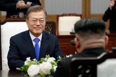 Moon Jae-inas, Kim Jong Unas