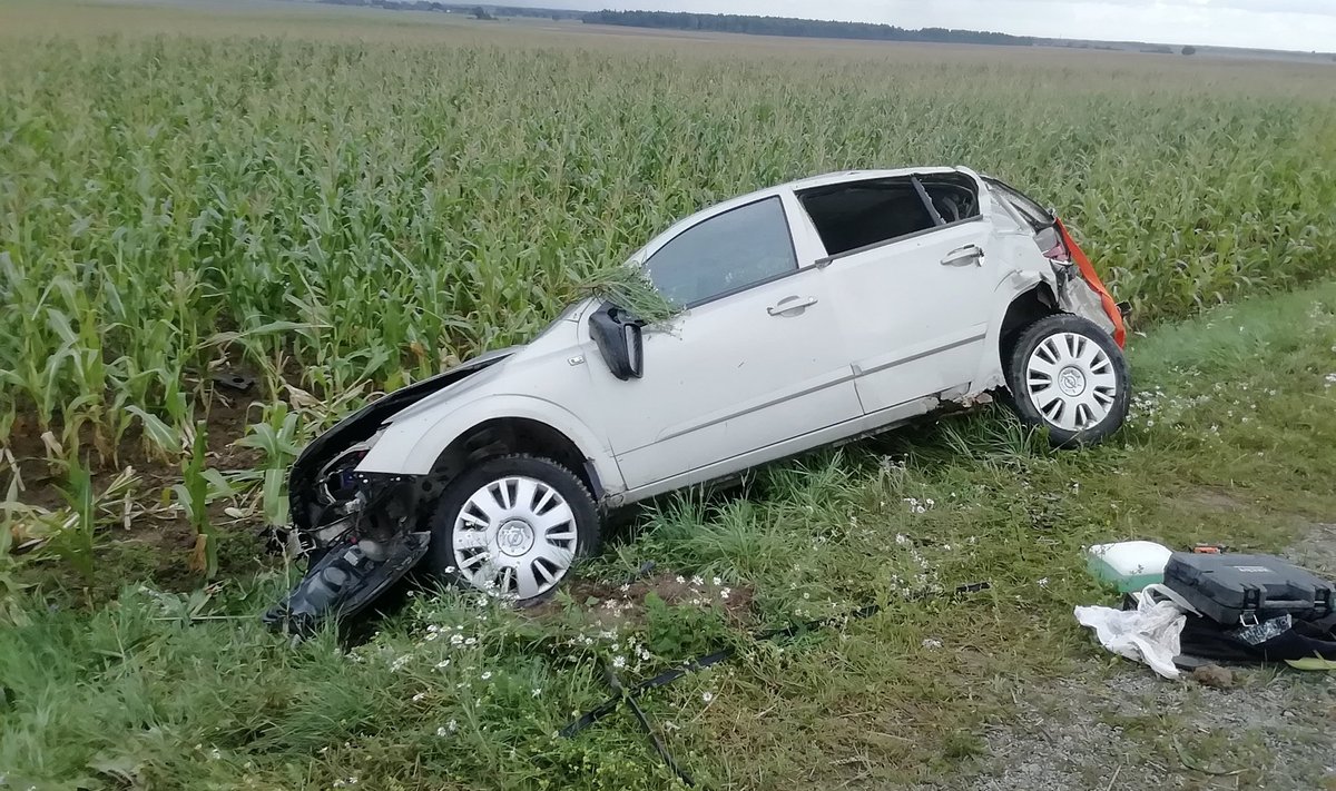 Pakruojo rajone nuo kelio nuvažiavo automobilis, vairuotojas mirė