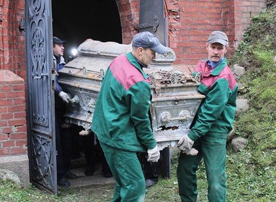 Išnešamas ką tik iš slėptuvės šeimos mauzoliejuje ištrauktas prabangiausias, Karaliaučiuje gamintas grafo sarkofagas.Išnešamas ką tik iš slėptuvės šeimos mauzoliejuje ištrauktas prabangiausias, Karaliaučiuje gamintas grafo sarkofagas.