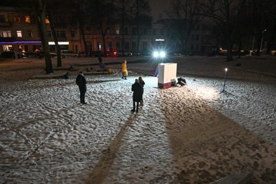 Saulius Leonavičius savo vaivorykštės spalvomis išdažytą spintą, kurią grupelė panevėžiečių nuplovė, policijai įvertino kone 10 tūkst. eurų. 