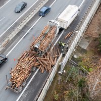 Осложнено движение на Западной объездной дороге в Каунасе – после ДТП из лесовоза посыпались бревна