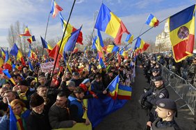 Tūkstančiai rumunų protestuoja prieš prezidento rinkimų anuliavimą