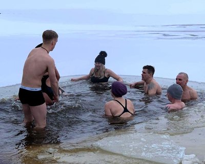 Pareigūnė subūrė ledinio vandens mėgėjus