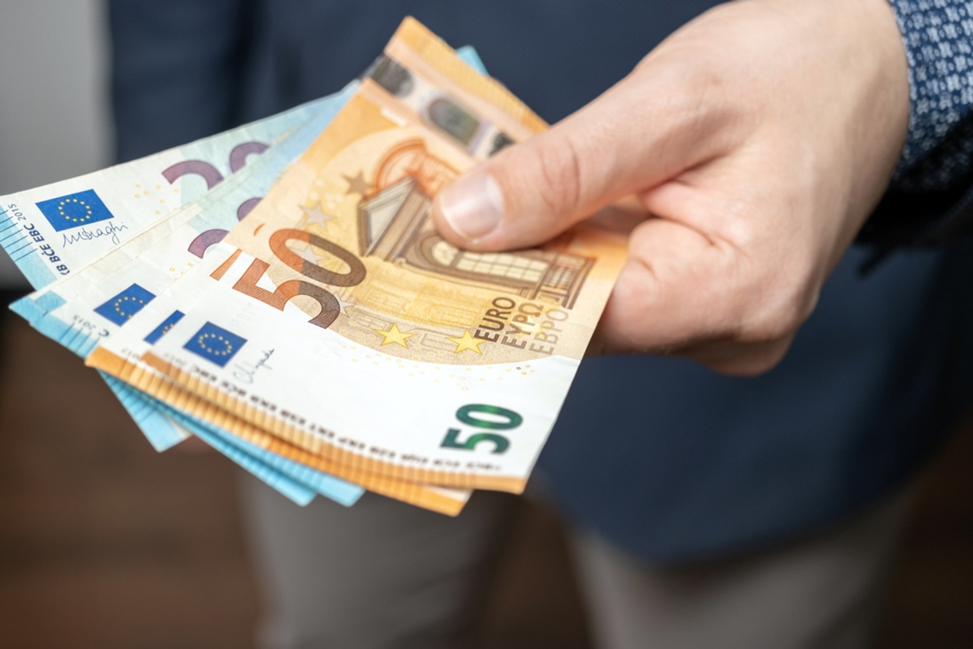 Lithuanian Household Deposits Surge as Public Favors Safety Over Returns