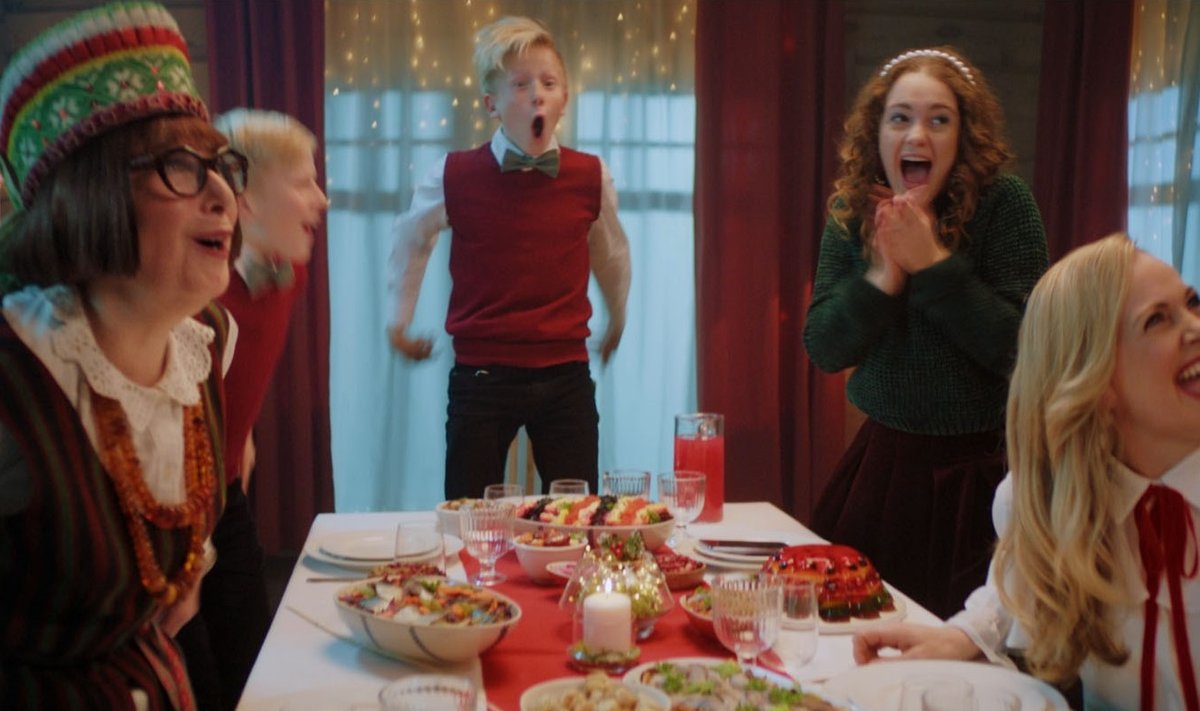Antroje „Tele2“ kalėdinės reklamos dalyje: silkė lovoje, kūčiukai ir ...