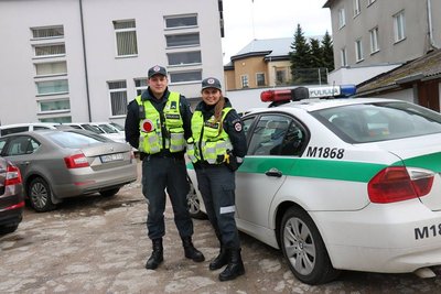 Marijampolės apskr. VPK Kelių policijos skyriaus vyriausieji patruliai Vilija Luckutė ir Mantas Lapienis