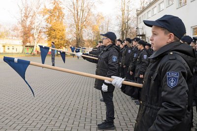 RIKIUOTĖ. Ne vienas kadetas sako, kad iš pradžių buvo sunku priprasti prie rikiuočių.