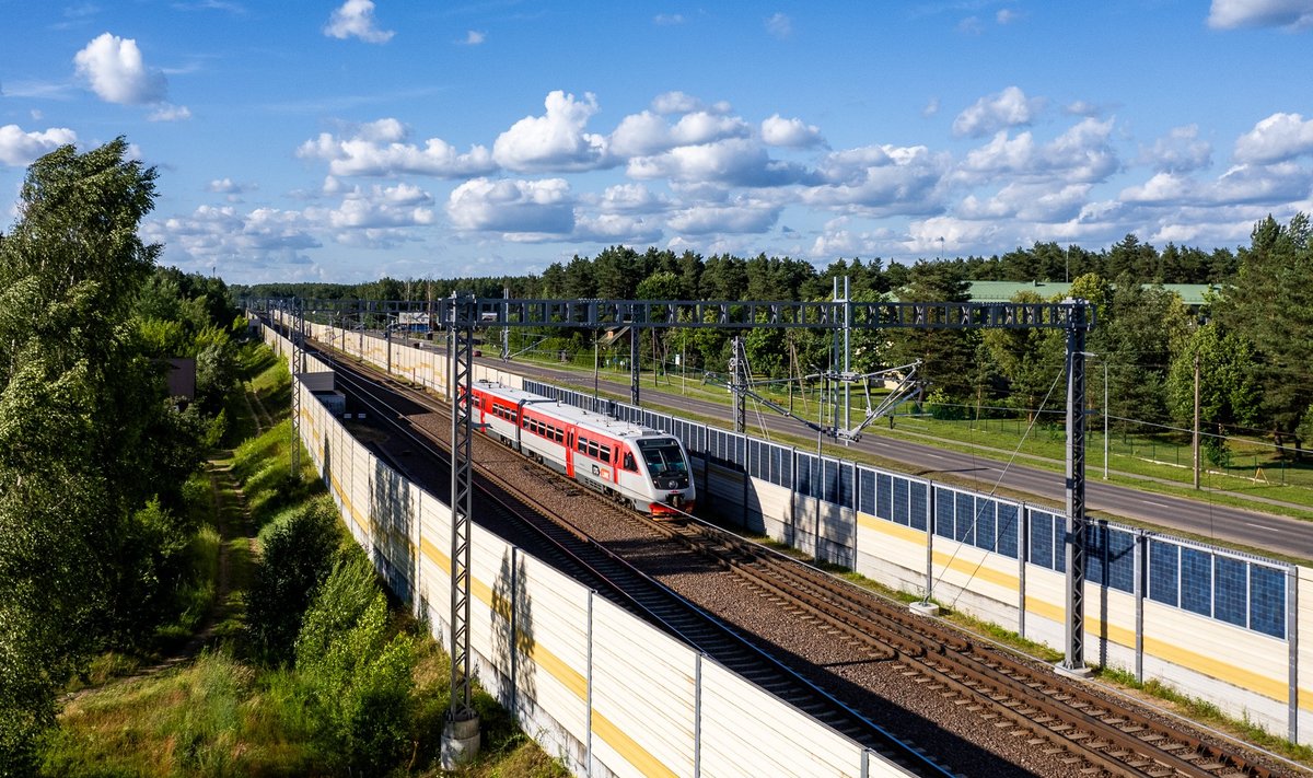 Triukšmo slopinimo sienelė su saulės elektrine