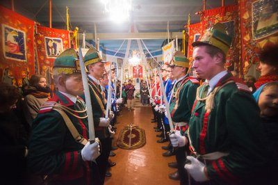 Ceremonijos pradžioje į bažnyčią susirenka visos komandos. Kryžiui atiduodama pagarba.