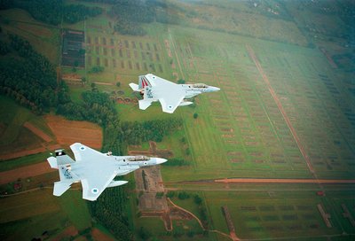  Izraelio kovos lėktuvai F-15 Eagle virš Aušvico