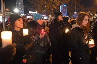 Lenkijoje tūkstančiai žmonių išėjo į gatves gedėti nužudyto Gdansko mero