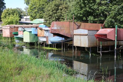 Klaipėdoje Smeltalės upelyje namelius savo valtelėms yra pasistatę valtininkai. Mažųjų laivelių uostelis irgi yra vienintelis toks visoje Lietuvoje