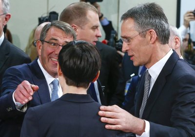 JAV gynybos sekretorius Ash Carter, Norvegijos gynybos ministrė Ine Marie Eriksen Soreide ir NATO generalinis sekretorius Jens Stoltenberg