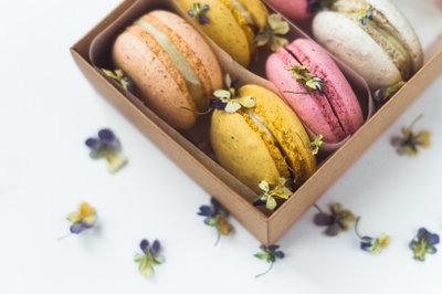 Gaminant veganiškus „macarons“ sausainius kiaušinių baltymus pakeitė avinžirnių nuoviras.