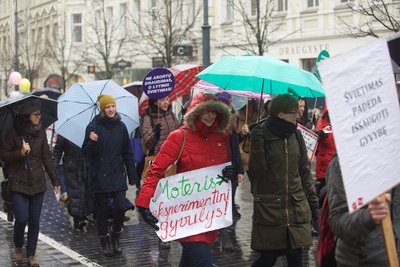 Kadras iš eitynių už moterų teises Vilniuje 2017 metais