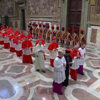 Kardinolai užsidarė Siksto koplyčioje: Extra omnes