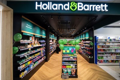 „Holland & Barrett“ pradėjo plėtrą – atidarė naują parduotuvę prekybos centre CUP