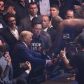 Po įspūdingo nokauto Jonesas sušoko Trumpo šokelį ir įteikė jam UFC čempiono diržą