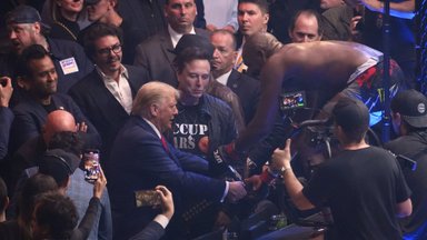 Po įspūdingo nokauto Jonesas sušoko Trumpo šokelį ir įteikė jam UFC čempiono diržą