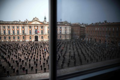 Demonstrantai iš įvairių ekonomikos sektorių susirenkę protestuoti prieš nebūtiną verslo nutraukimą dėl koronaviruso