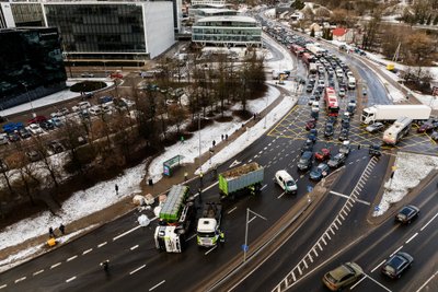 Apvirt?s ?iuk?liav??is blokavo eism? vienoje judriausi? Vilniaus gatvi? 