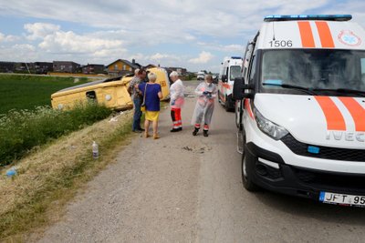 Avarija Kauno rajone: visureigis taranavo mokyklos autobusiuką