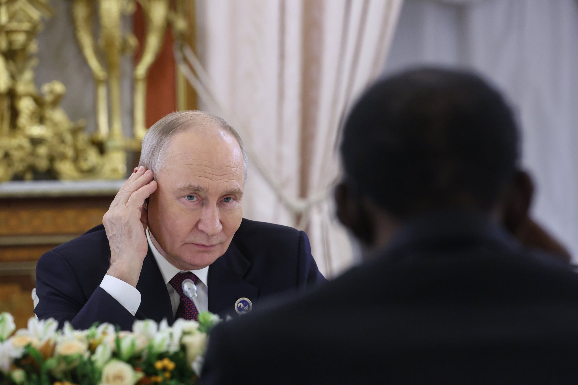 Šiaurės Europos lyderiams – Putino "paskaita" Rusijos prezidentas Vladimiras Putinas didžiąją dalį pokalbio telefonu su Suomijos prezidentu Alexanderiu Stubbu ir Norvegijos ministru pirmininku Jonu Gahru Store jiems dėstė "paskaitą" apie senovės slavų viduramžių istoriją, pranešė leidinys "Financial Times", remdamasis trimis su pokalbiu susipažinusiais šaltiniais.