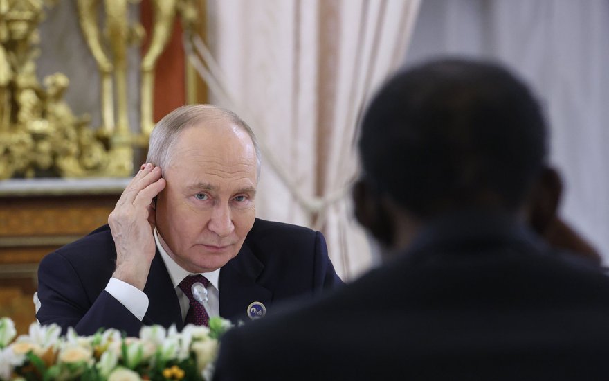 Šiaurės Europos lyderiams – Putino "paskaita" Rusijos prezidentas Vladimiras Putinas didžiąją dalį pokalbio telefonu su Suomijos prezidentu Alexanderiu Stubbu ir Norvegijos ministru pirmininku Jonu Gahru Store jiems dėstė "paskaitą" apie senovės slavų viduramžių istoriją, pranešė leidinys "Financial Times", remdamasis trimis su pokalbiu susipažinusiais šaltiniais.