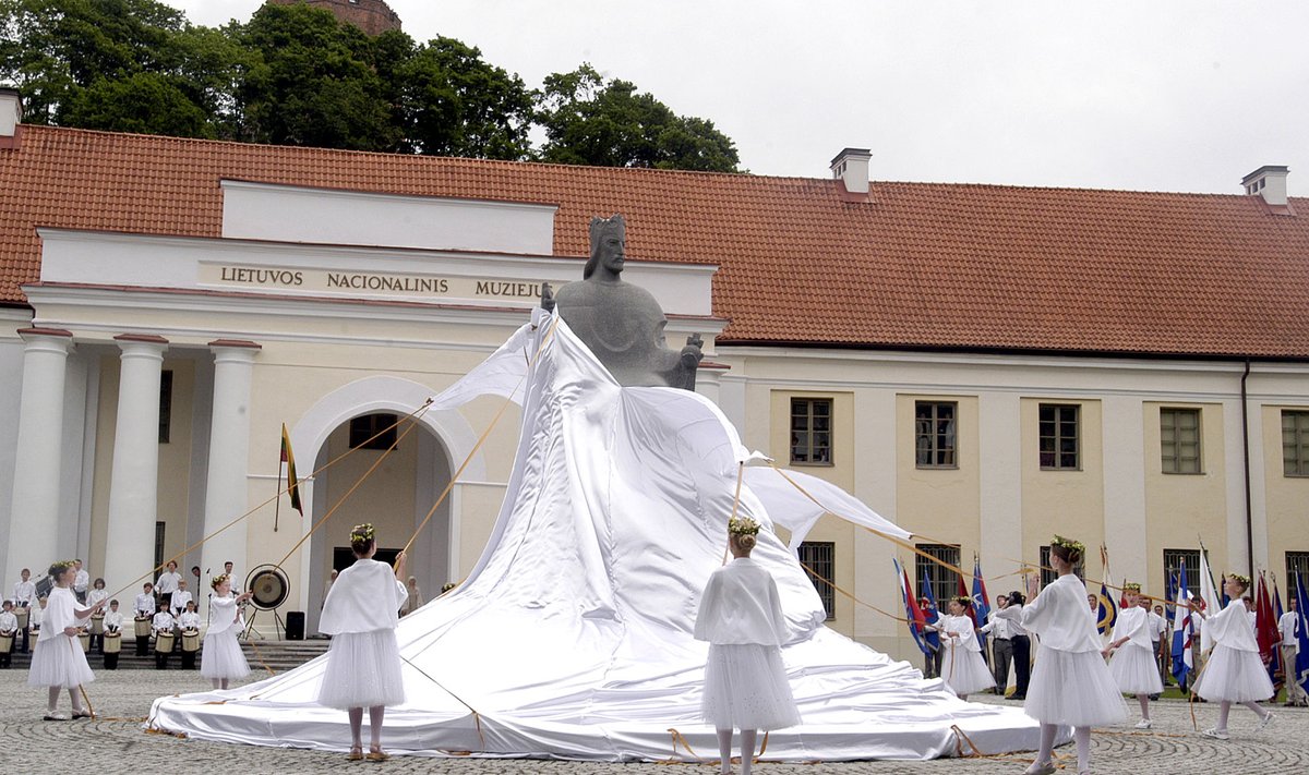 2003 metų liepos 6 dieną Vilniuje iškilmingai atidengtas paminklas vieninteliam karūnuotam Lietuvos monarchui