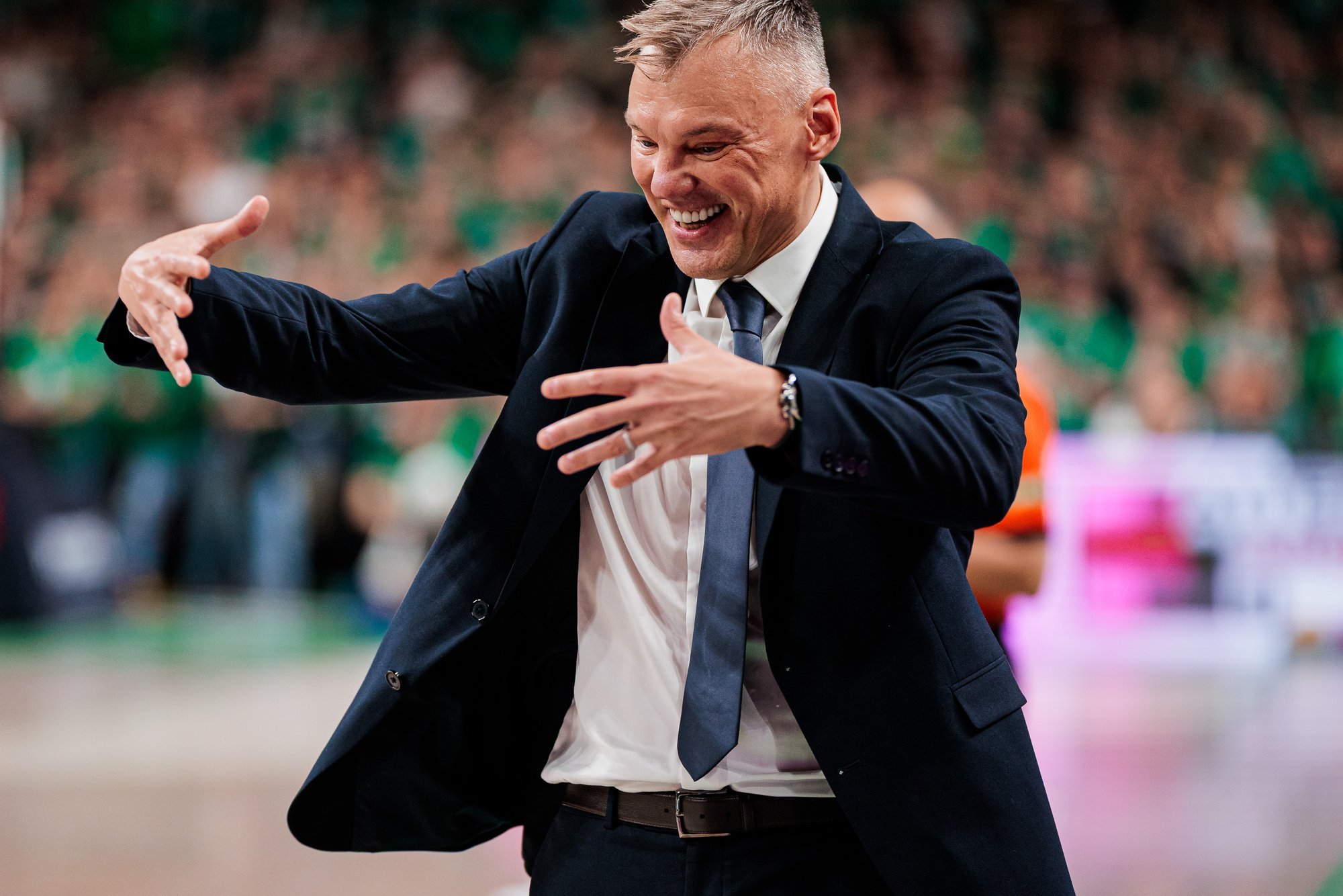 Basketball coach Jasikevičius follows World Cup amid league finals