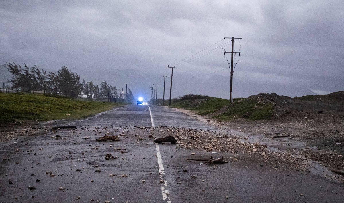 Žalos Jamaikoje padaręs uraganas Beryl slenka pro Kaimanų salas