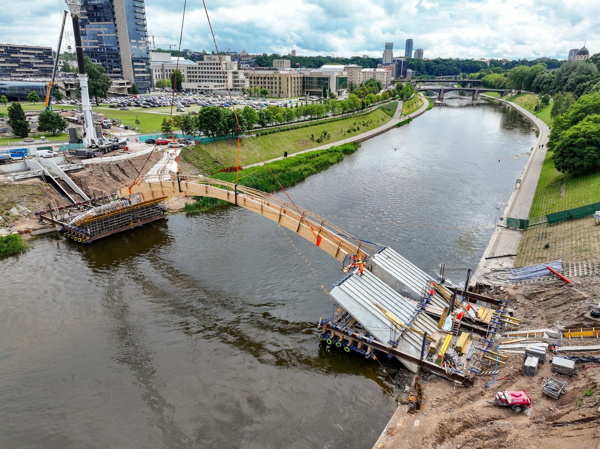 Vilnius installs main arches for new Neris River bridge amid traffic limits