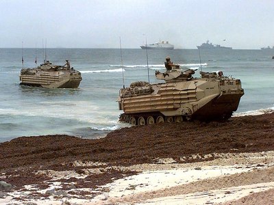 JAV jūrų pėstininkų amfibiniai šarvuočiai AAV-7A1 išsilaipina Somalyje 1992 m.