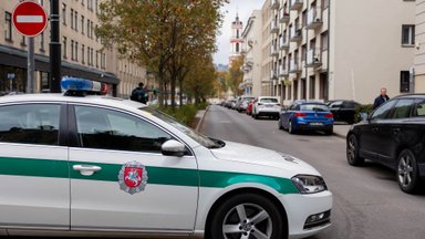 Kaune tarp vairuotojų užvirė konfliktas, BMW vairuotoją kaltina apgadinus mikroautobusą 