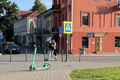 Netoli Kauno pilies užfiksavo „išradingus“ jaunuolius: vienu paspirtuku skriejo trise