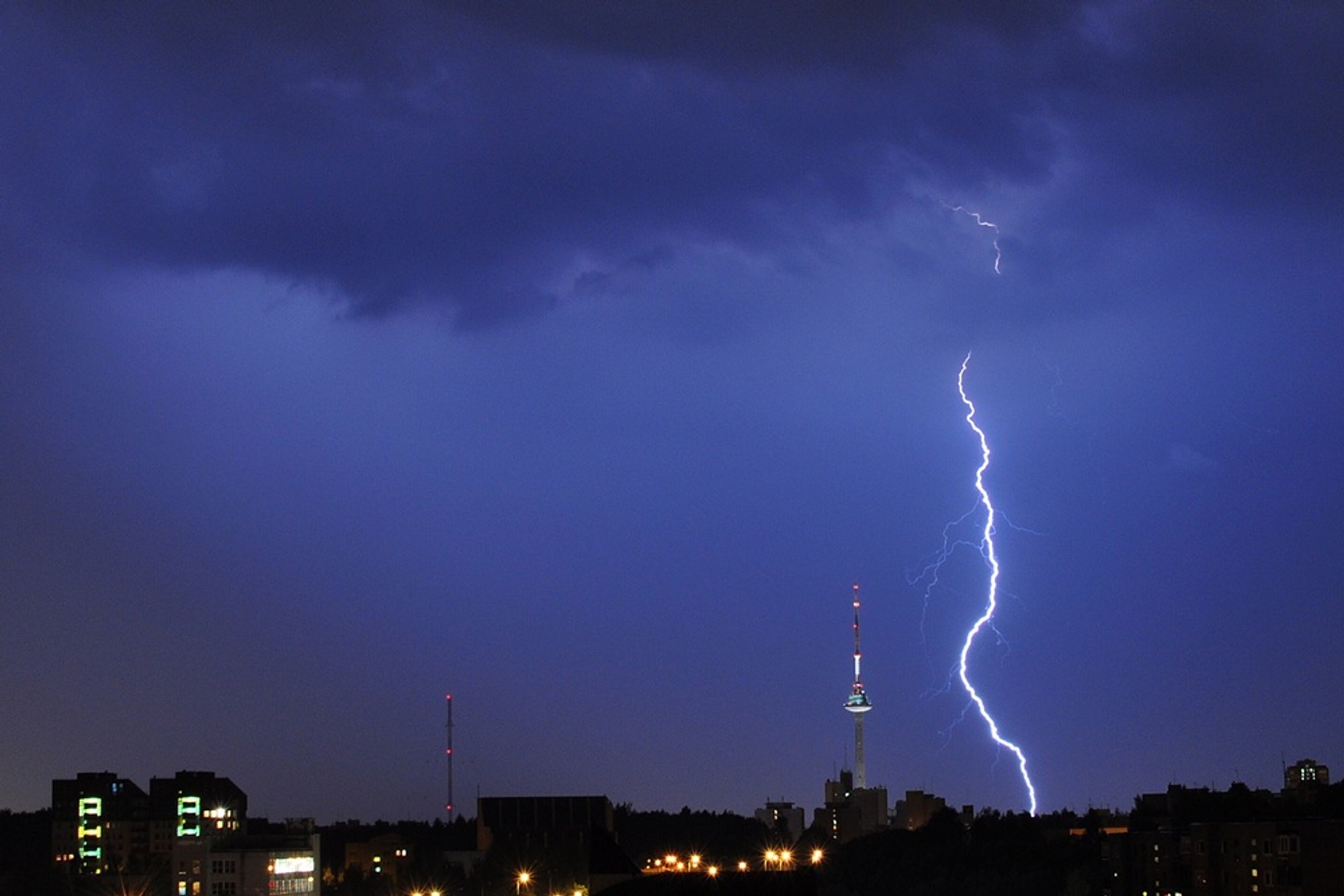 Severe Weather Alert Issued for Lithuania: Heavy Rain and Winds Expected Monday