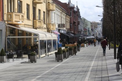 Laisvės alėja atgijo – staliukus lauke išrikiavo kavinės, barai ir restoranai