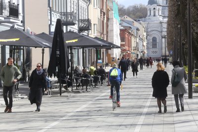 Laisvės alėja atgijo – staliukus lauke išrikiavo kavinės, barai ir restoranai