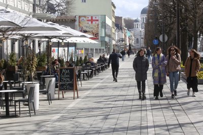 Laisvės alėja atgijo – staliukus lauke išrikiavo kavinės, barai ir restoranai