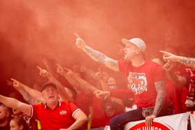 Naujoji „Wolves“ arena paskendo raudonuose dūmuose, įsisiautėjusius sirgalius ramino kumščiai ir ašarinės dujos