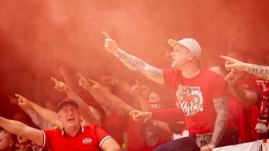 Naujoji „Wolves“ arena paskendo raudonuose dūmuose, įsisiautėjusius sirgalius ramino kumščiai ir ašarinės dujos