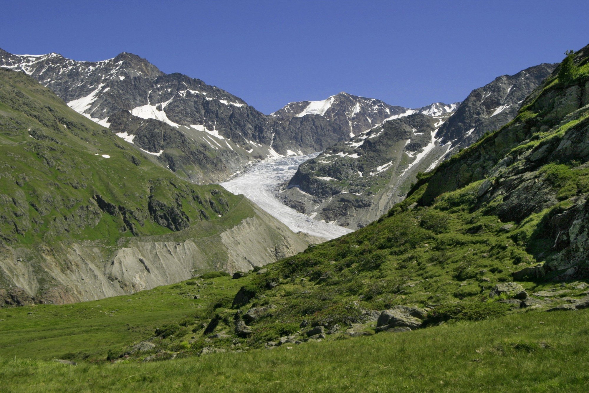 200 tourists evacuated by helicopter from Austrian valley after landslides