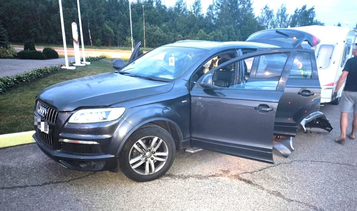 Pasieniečiai sulaikė ieškomą automobilį