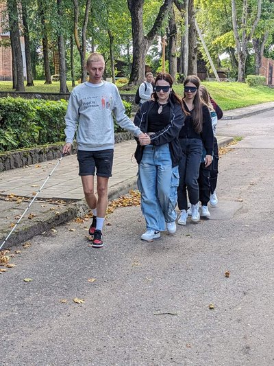 Povilas Krapikas su pojūčių turizmo dalyvėmis